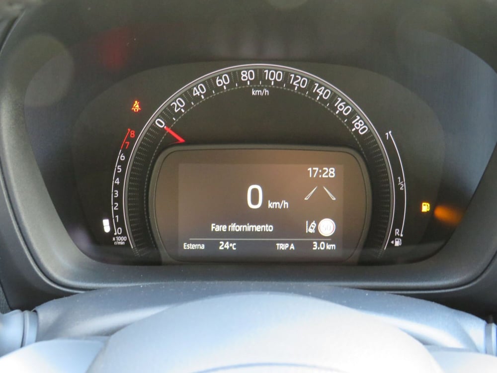 Toyota Aygo X nuova a Monza e Brianza (13)
