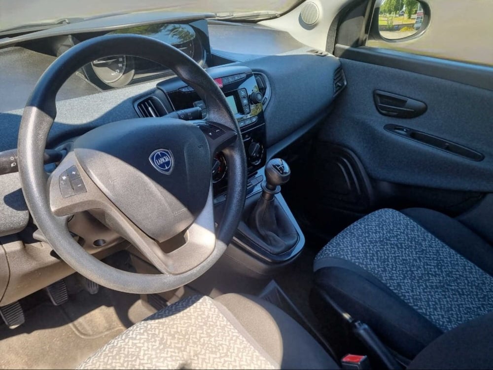 Lancia Ypsilon usata a Pisa (13)