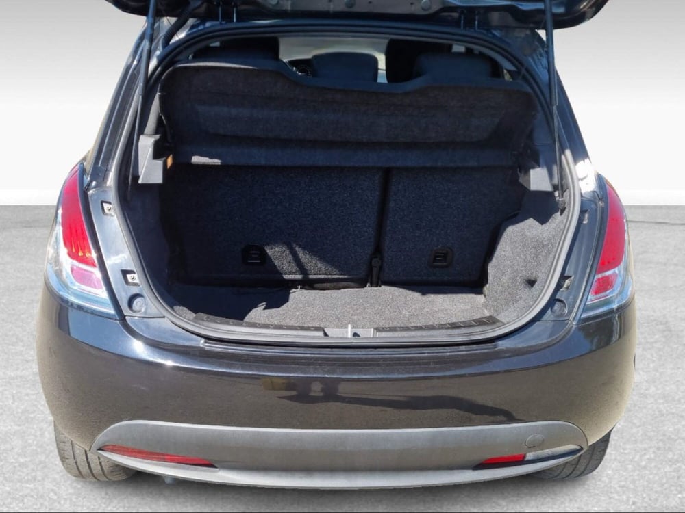 Lancia Ypsilon usata a Pisa (6)