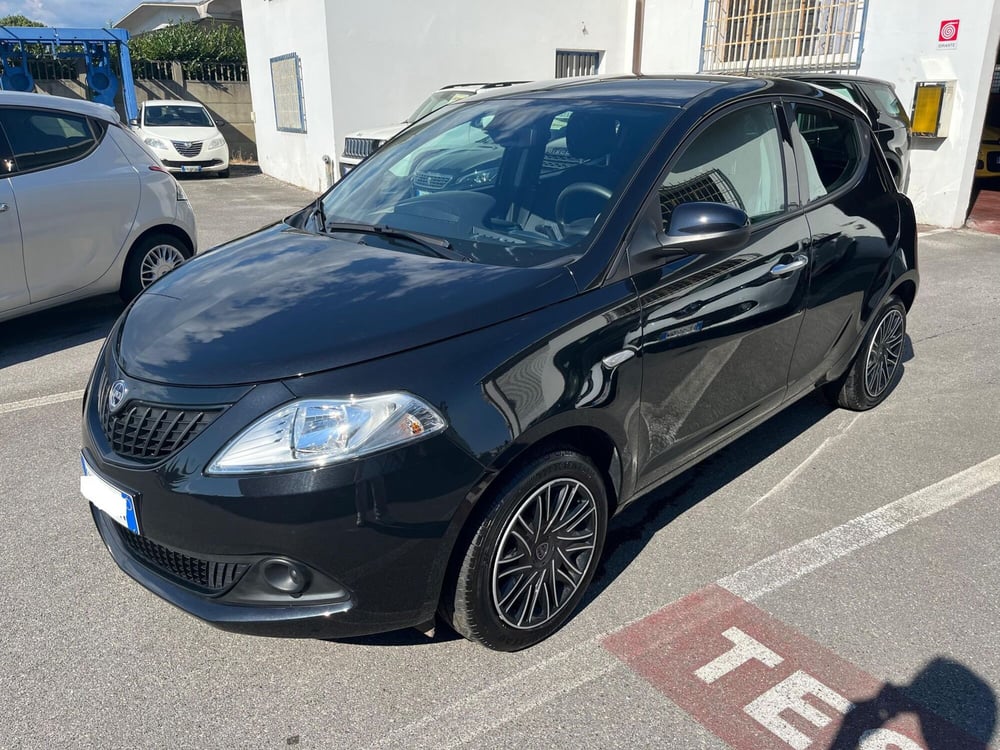 Lancia Ypsilon usata a Lucca