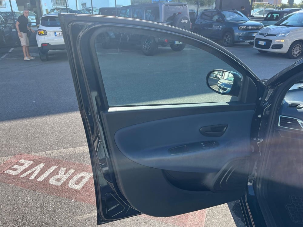 Lancia Ypsilon usata a Lucca (10)