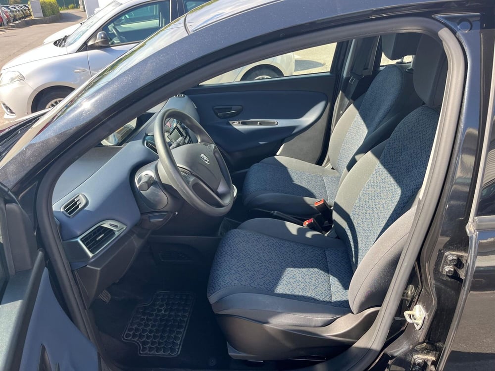 Lancia Ypsilon usata a Lucca (11)