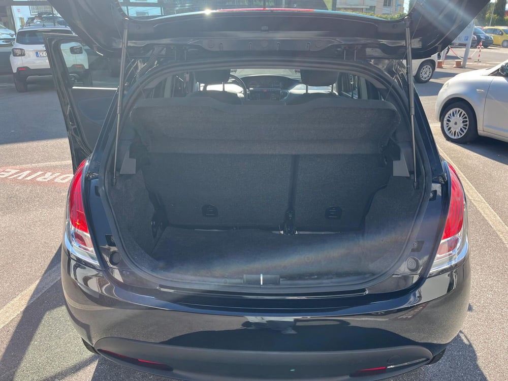 Lancia Ypsilon usata a Lucca (13)