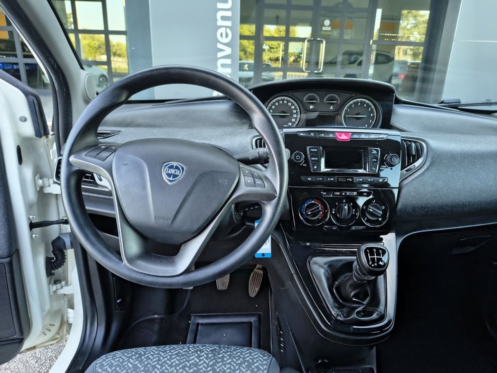 Lancia Ypsilon usata a Padova (10)