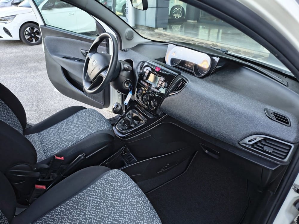Lancia Ypsilon usata a Padova (12)