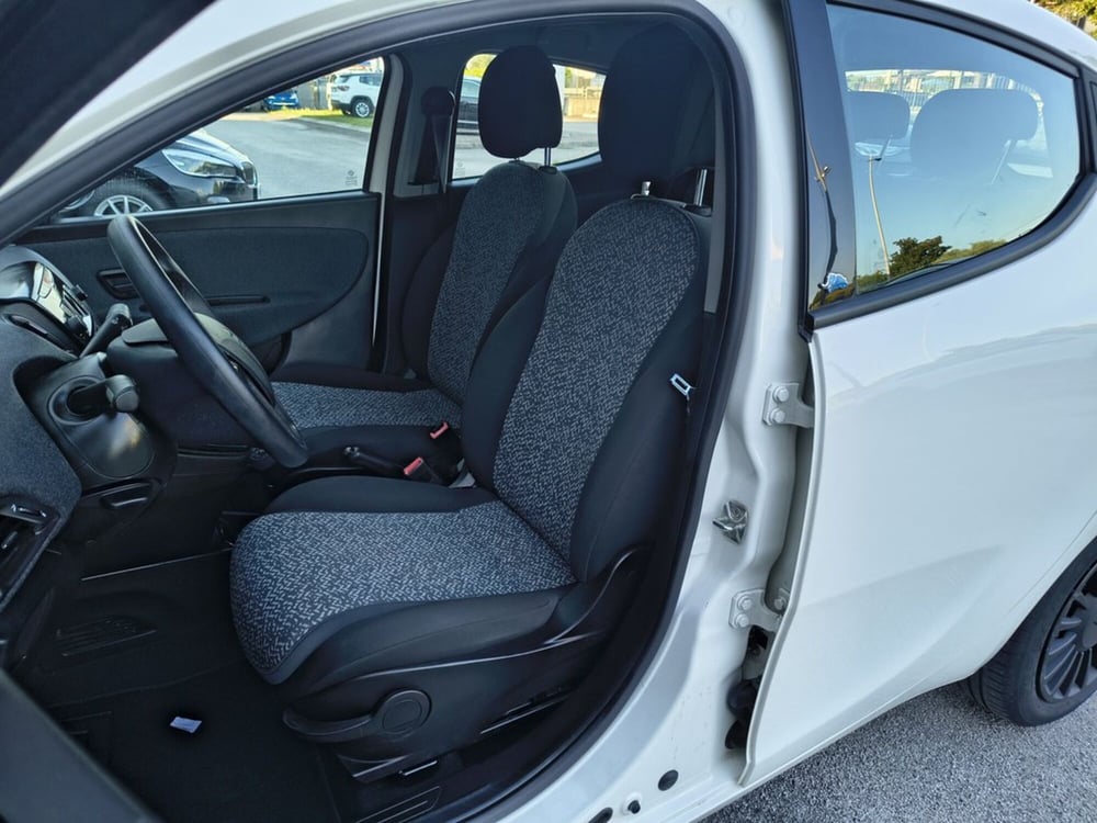 Lancia Ypsilon usata a Padova (13)