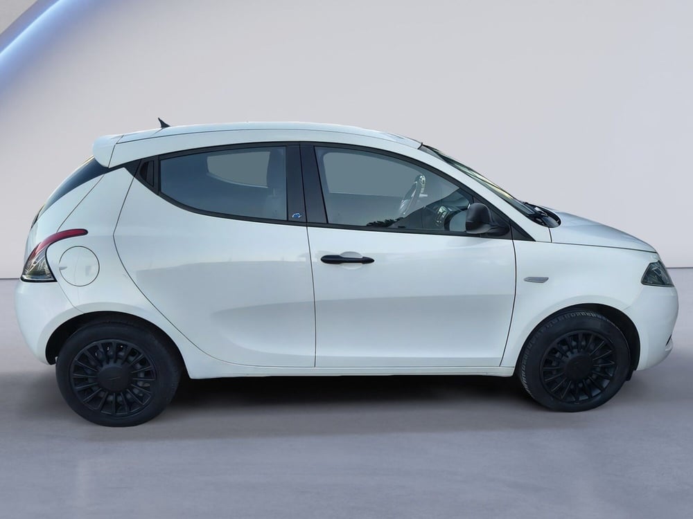 Lancia Ypsilon usata a Padova (7)