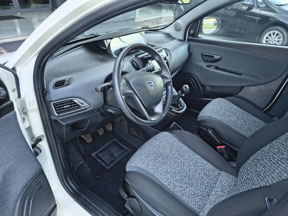 Lancia Ypsilon usata a Padova (9)