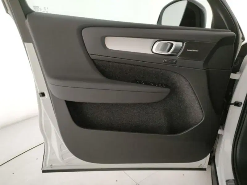 Volvo XC40 nuova a Modena (19)