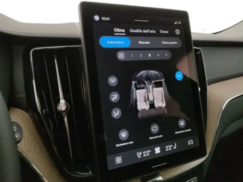 Volvo XC60 nuova a Modena (16)