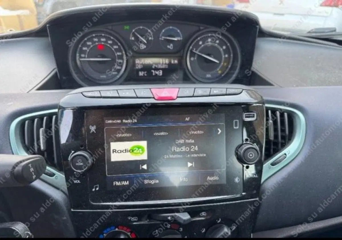 Lancia Ypsilon usata a Lecce (5)