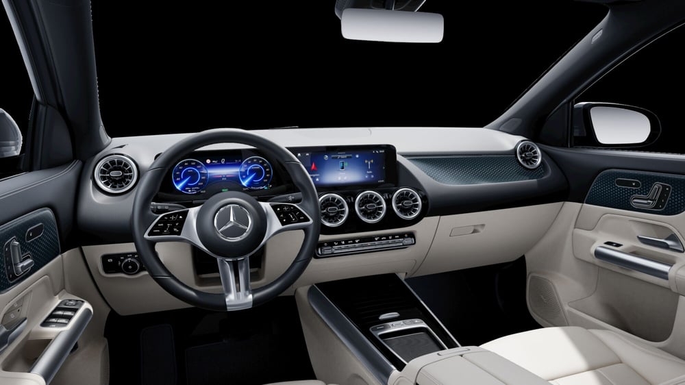 Mercedes-Benz EQA nuova a Milano (8)