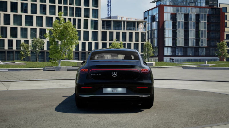 Mercedes-Benz EQE nuova a Pescara (5)