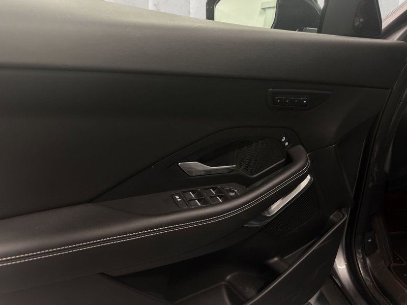 Jaguar E-Pace usata a Milano (17)