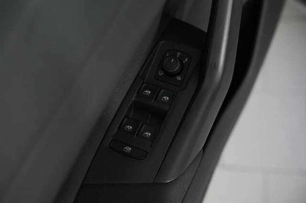 Volkswagen Taigo usata a Como (13)