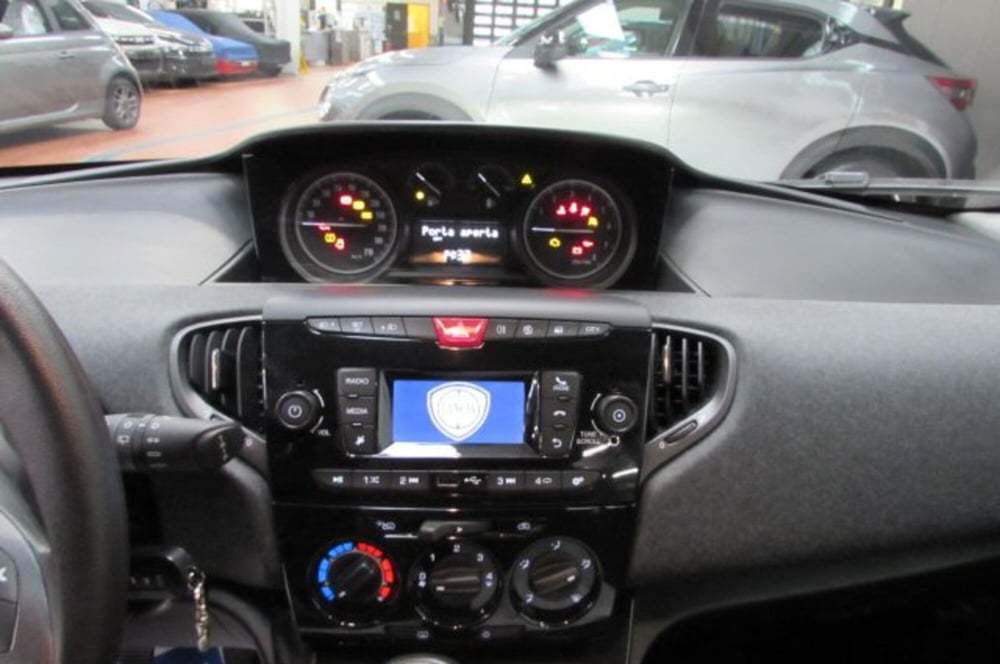 Lancia Ypsilon usata a Milano (8)