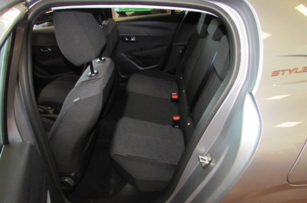 Peugeot 208 nuova a Milano (12)