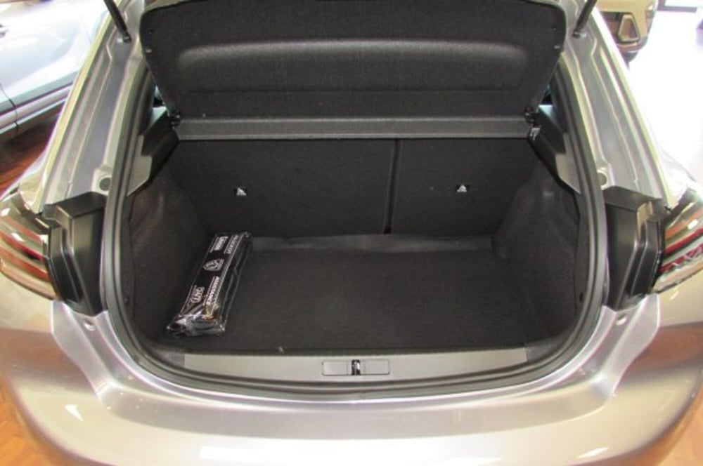 Peugeot 208 nuova a Milano (13)