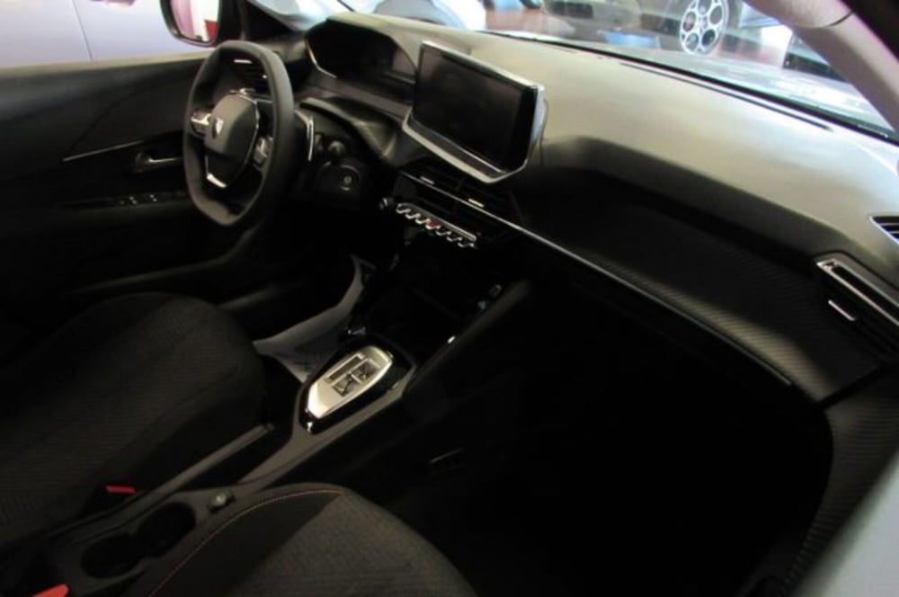 Peugeot 208 nuova a Milano (15)