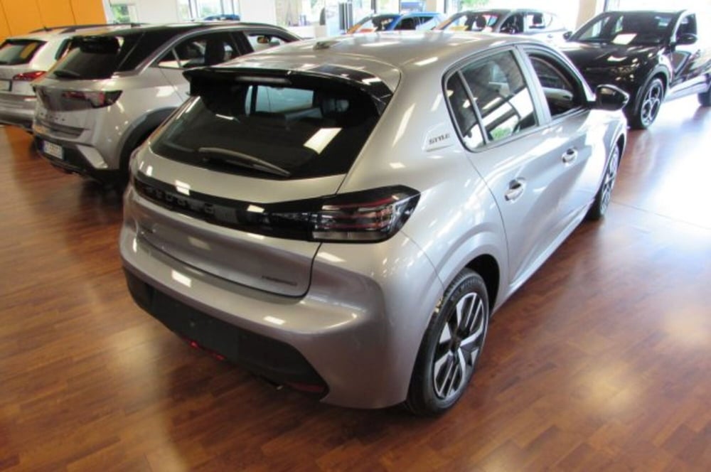 Peugeot 208 nuova a Milano (3)