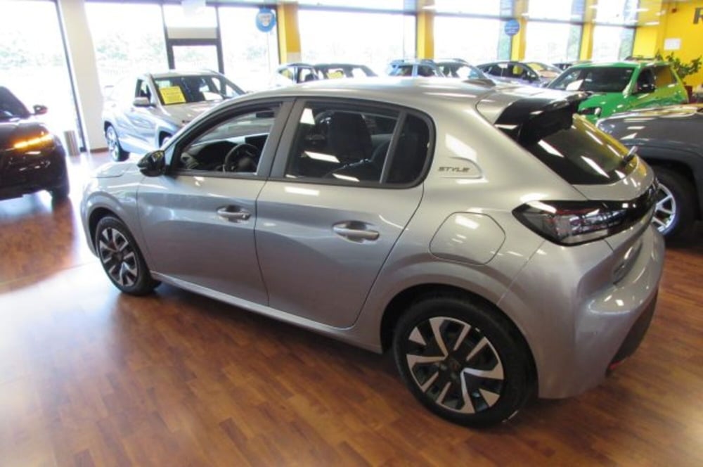 Peugeot 208 nuova a Milano (4)