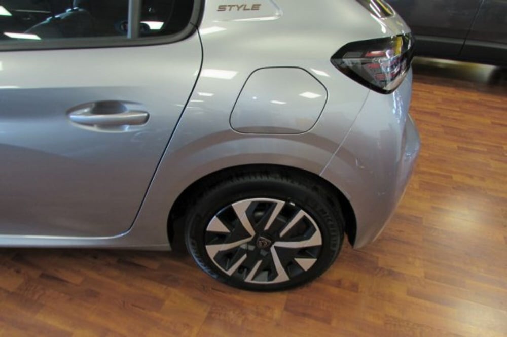 Peugeot 208 nuova a Milano (5)