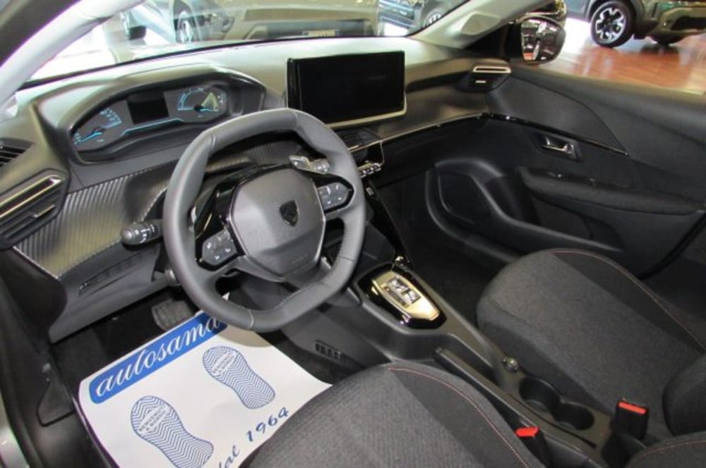 Peugeot 208 nuova a Milano (7)