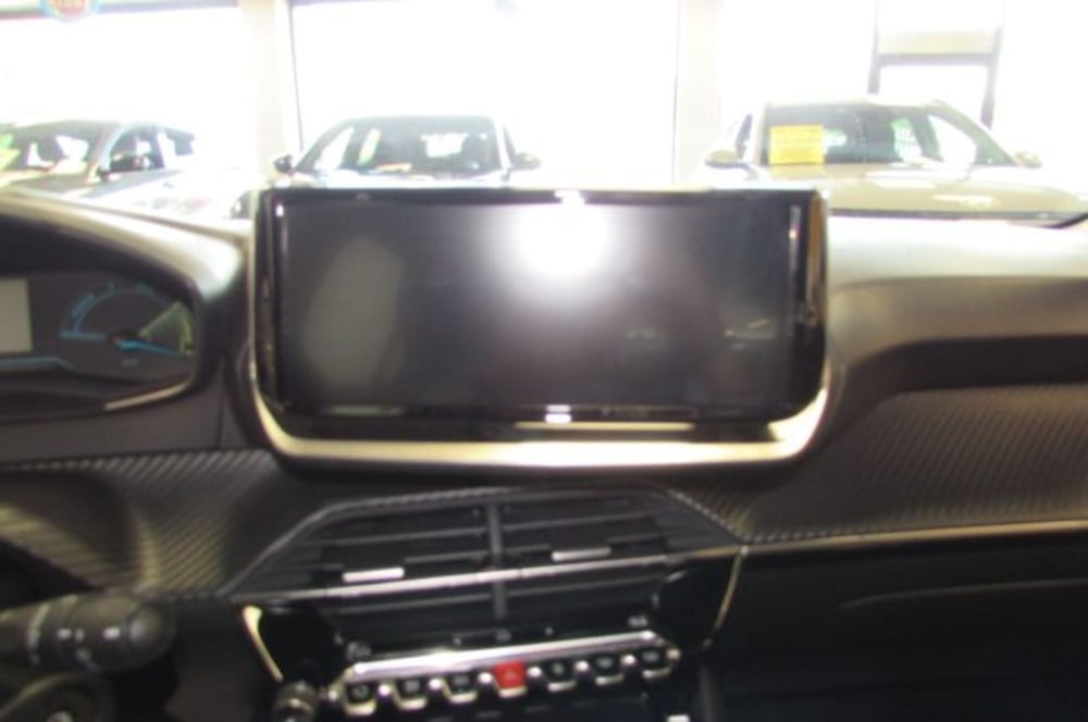 Peugeot 208 nuova a Milano (9)