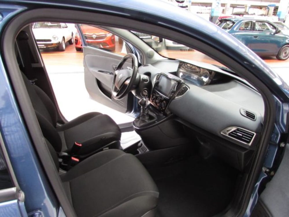 Lancia Ypsilon usata a Milano (16)