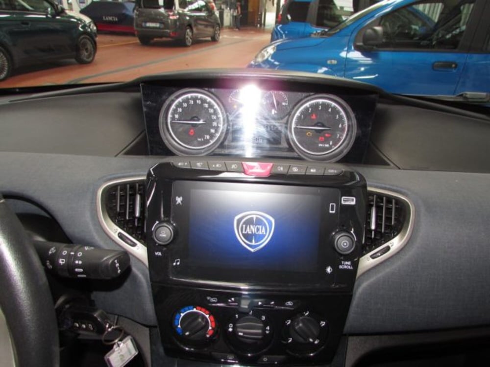 Lancia Ypsilon usata a Milano (8)
