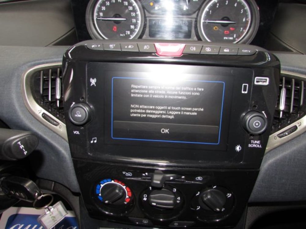 Lancia Ypsilon usata a Milano (9)