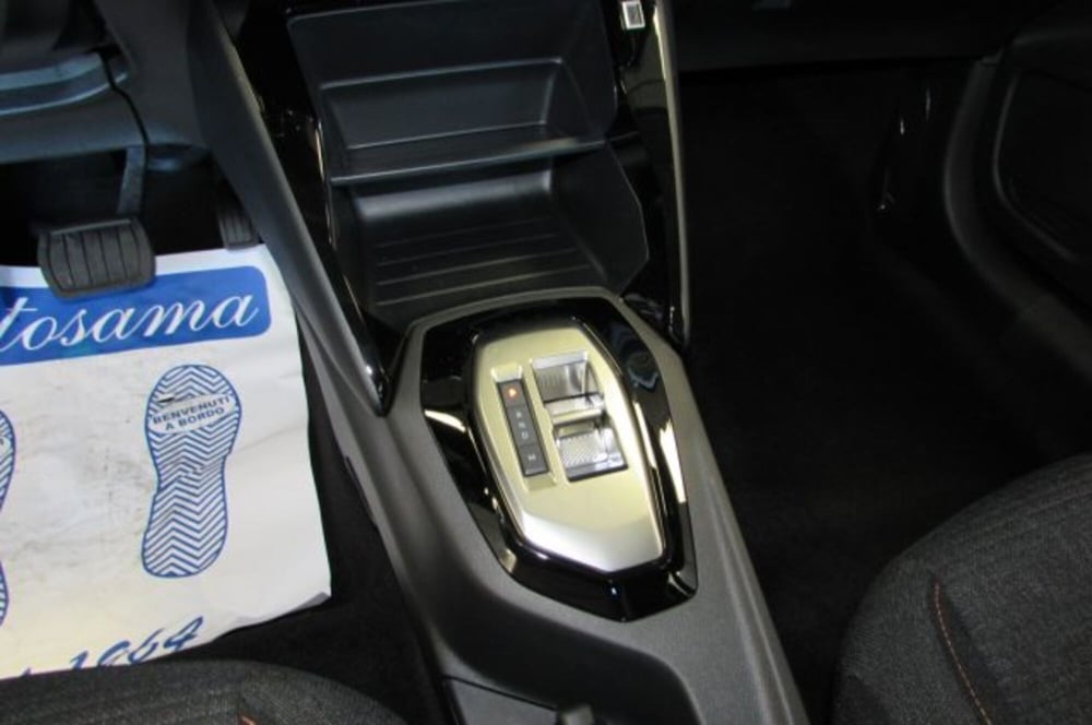 Peugeot 208 nuova a Milano (10)