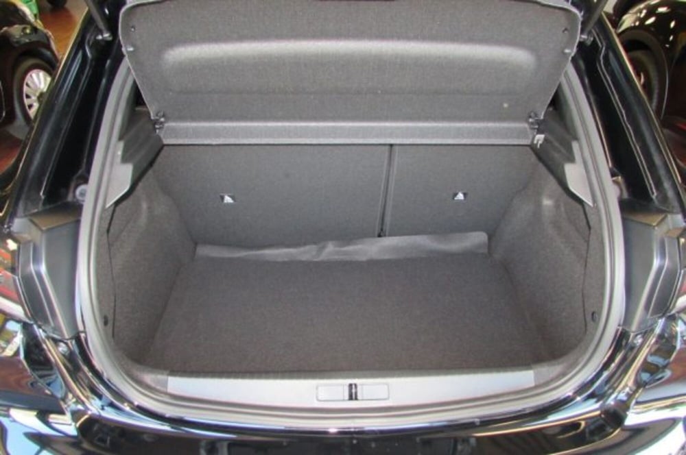 Peugeot 208 nuova a Milano (14)