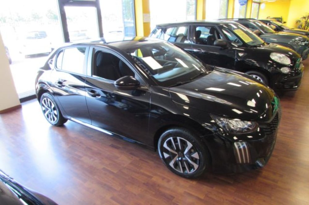 Peugeot 208 nuova a Milano (2)