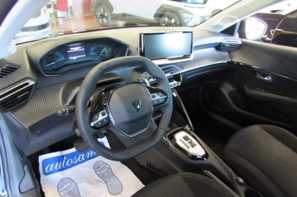 Peugeot 208 nuova a Milano (7)