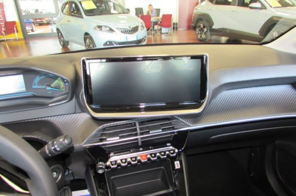 Peugeot 208 nuova a Milano (8)