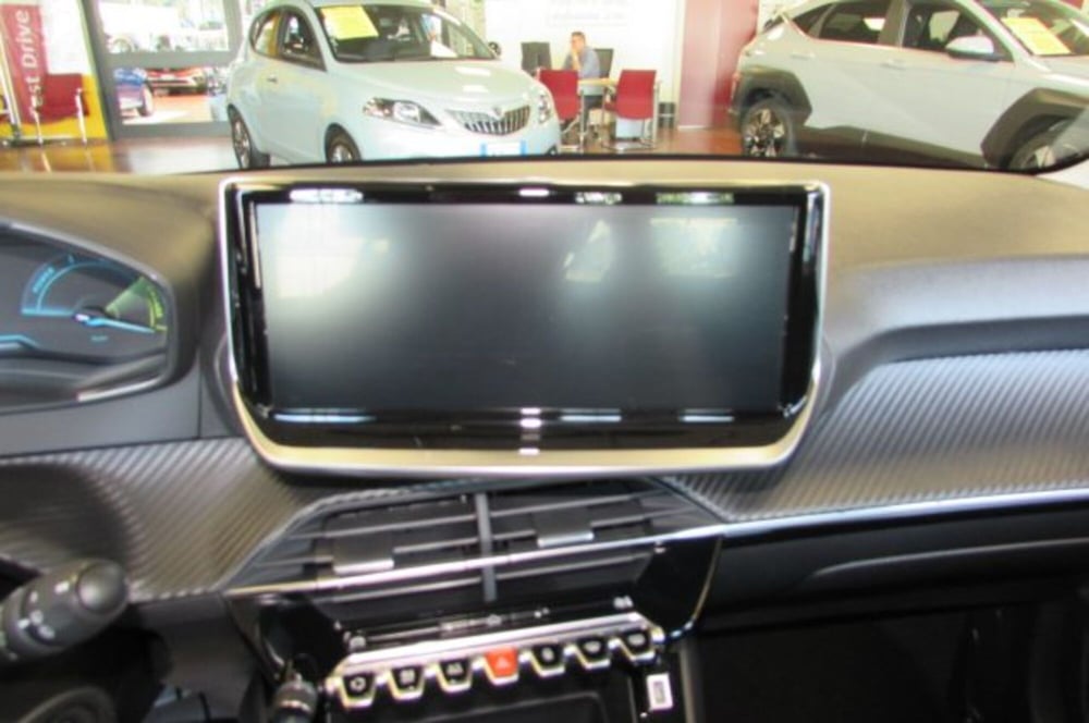 Peugeot 208 nuova a Milano (9)
