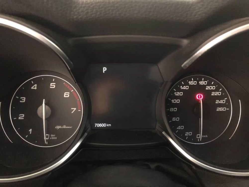 Alfa Romeo Stelvio usata a Torino (8)