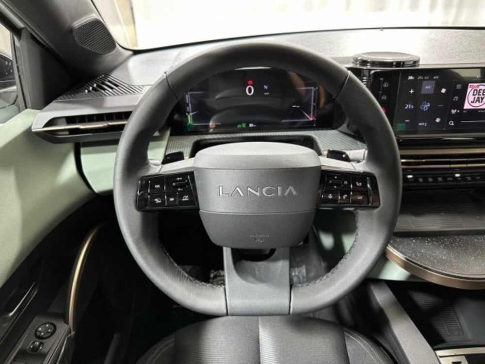 Lancia Ypsilon nuova a Sondrio (16)