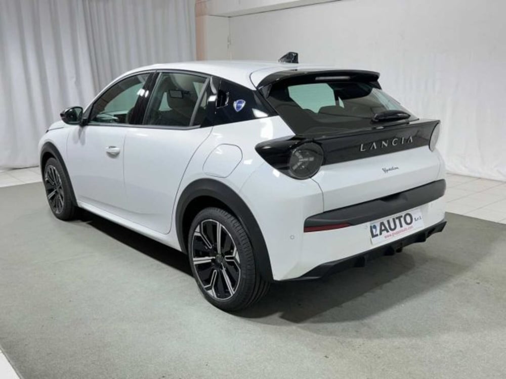 Lancia Ypsilon nuova a Sondrio (3)