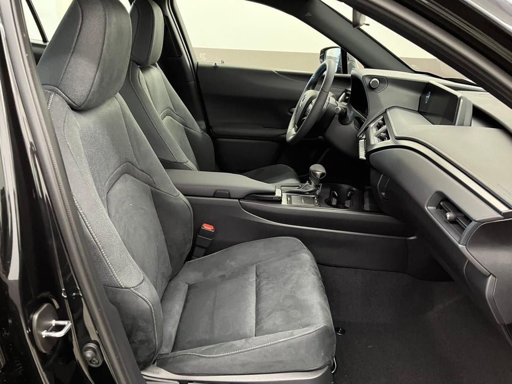 Lexus UX usata a Cremona (11)