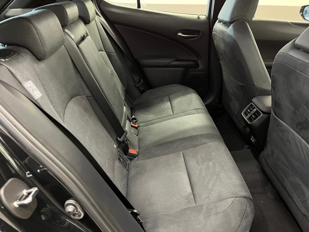 Lexus UX usata a Cremona (9)
