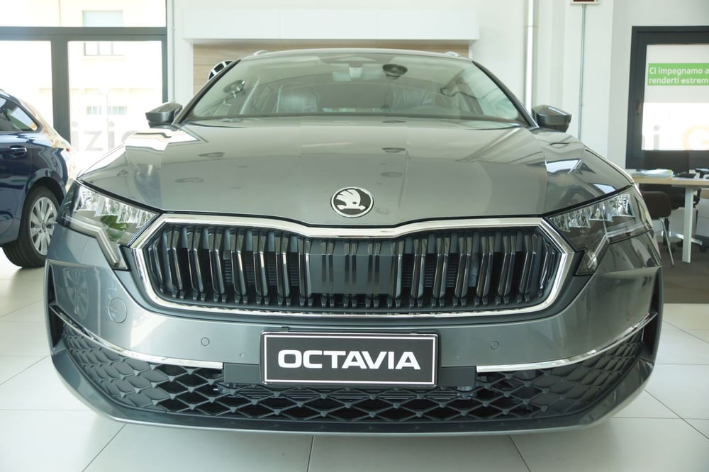 Skoda Octavia Station Wagon nuova a Torino (3)