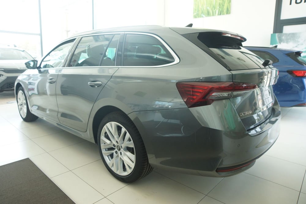 Skoda Octavia Station Wagon nuova a Torino (6)