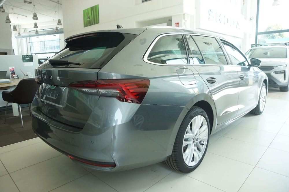 Skoda Octavia Station Wagon nuova a Torino (7)