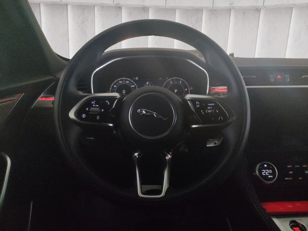 Jaguar F-Pace usata a Milano (11)