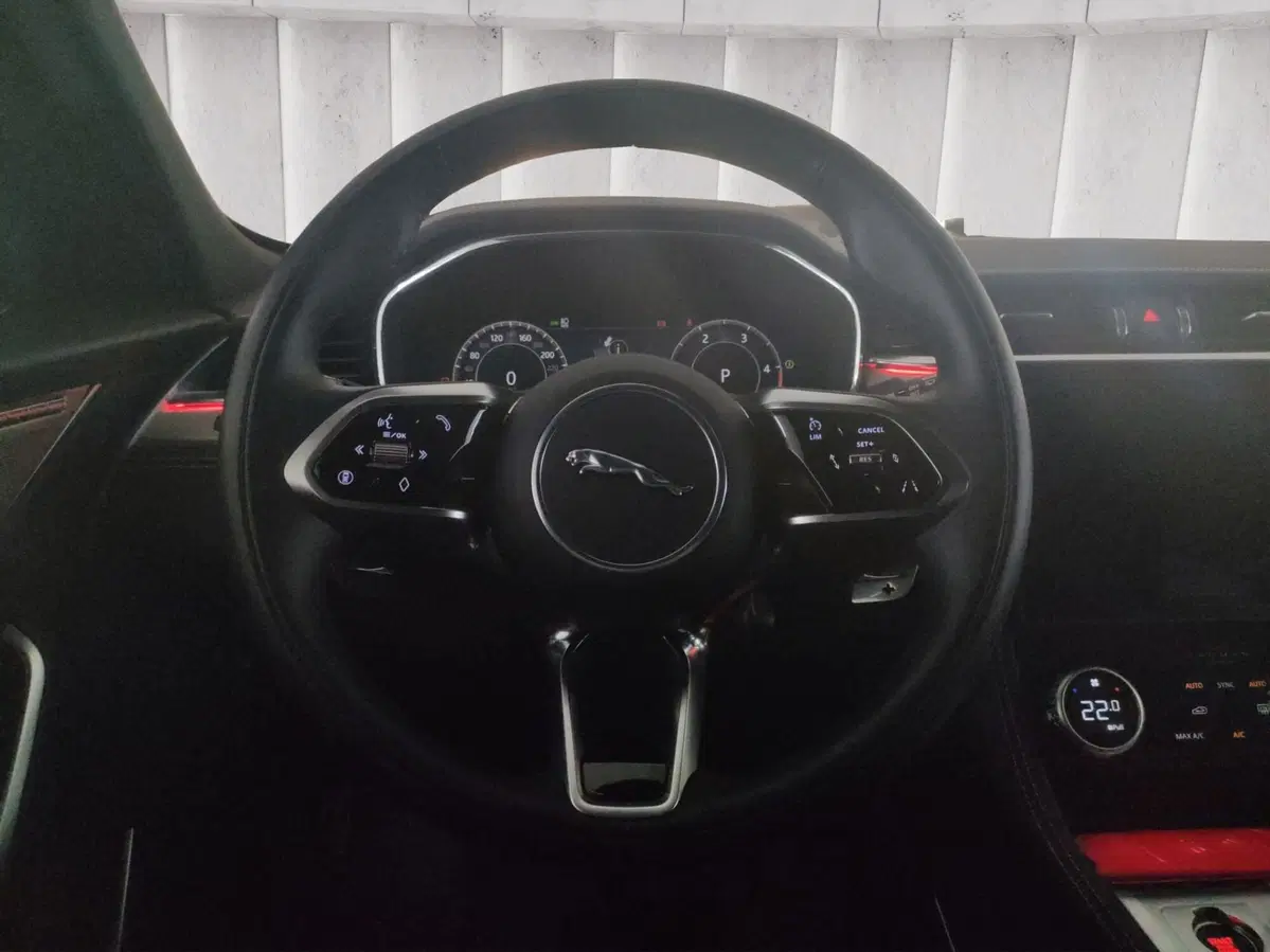 Jaguar F-Pace usata a Milano (11)