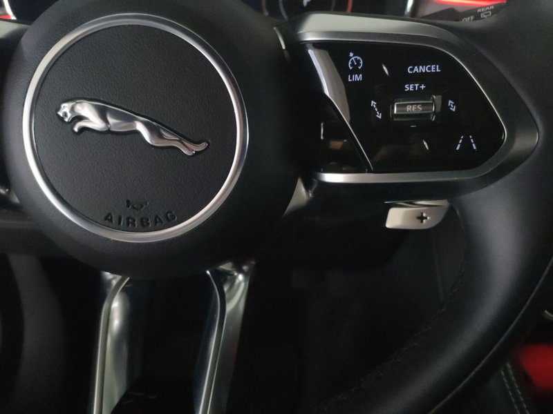 Jaguar F-Pace usata a Milano (13)