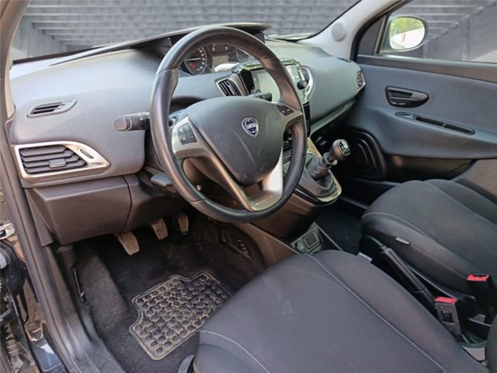 Lancia Ypsilon usata a Bari (10)
