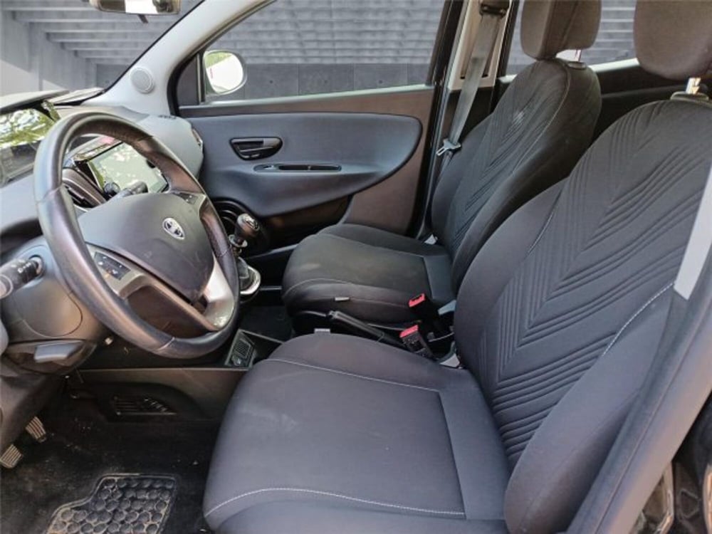 Lancia Ypsilon usata a Bari (11)
